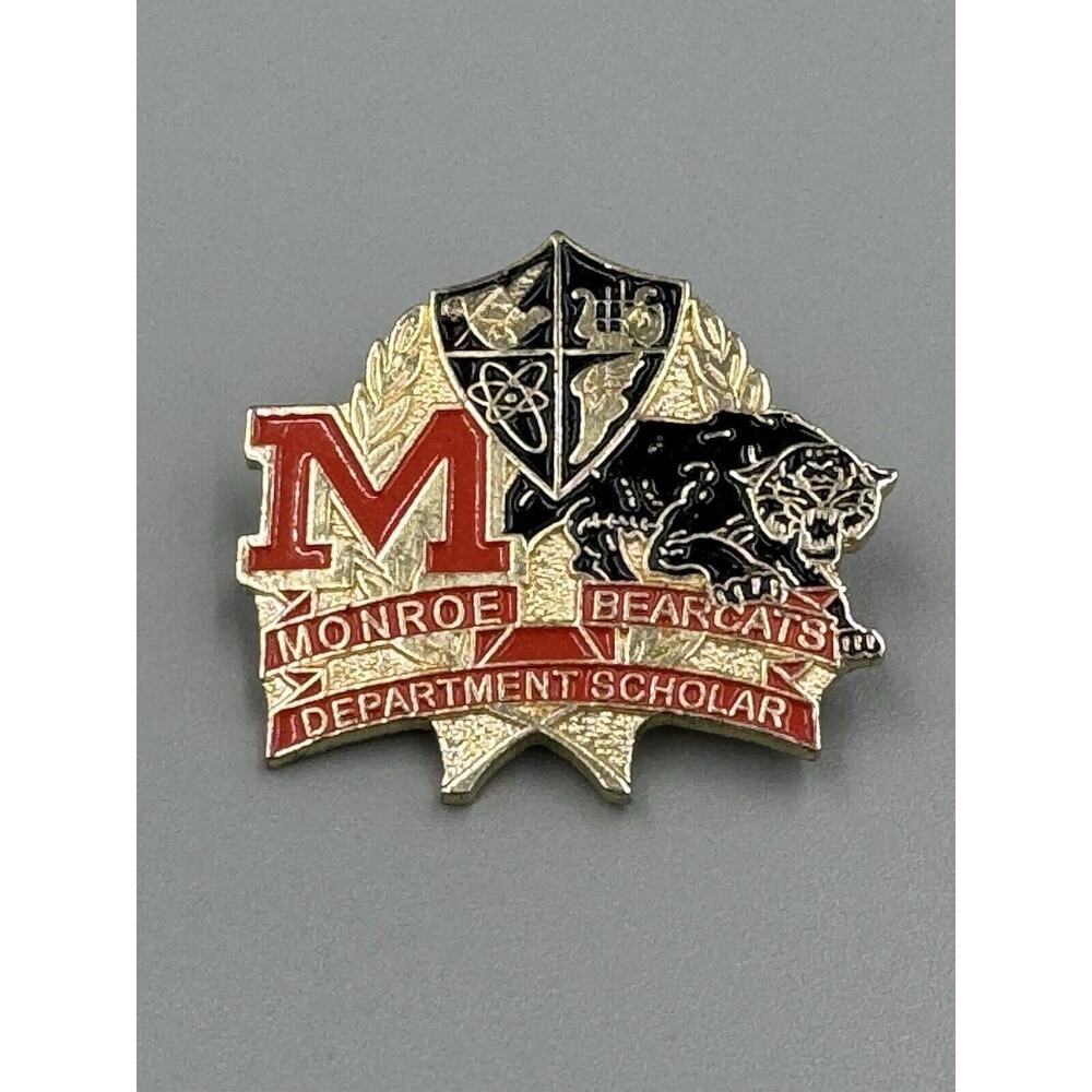 Monroe Bearcats Scholar Lapel Pin Brooch‎